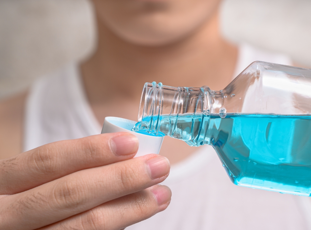Devo Usar Enxaguante Bucal Todos os Dias? A Verdade Que Pouca Gente Sabe