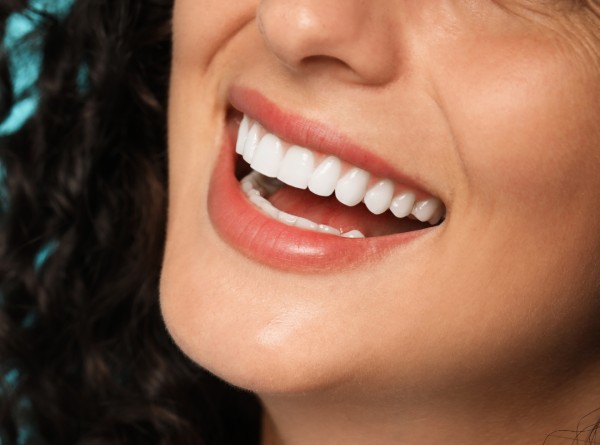 Facetas e Lentes de Contato Dentais: Qual a Diferença e Qual é Melhor Para o Seu Sorriso?