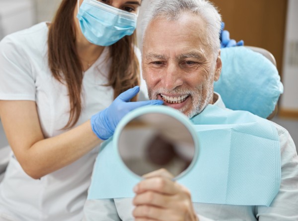 5 Hábitos Simples Que Podem Prolongar a Vida dos Seus Implantes Dentários